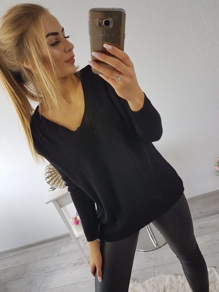 Čierny sveter s v-čkovým výstrihom